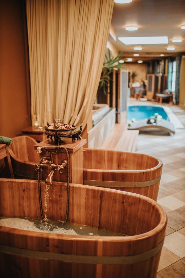 Hotel Ruze Чешки Крумлов Екстериор снимка A wooden bathtub