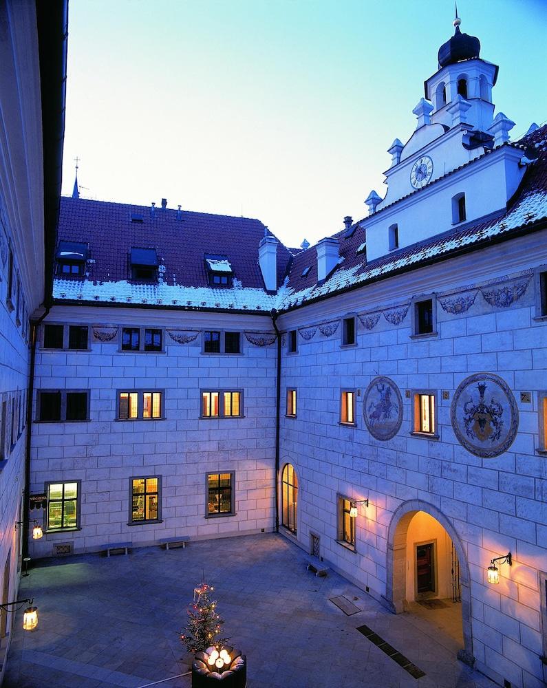Hotel Ruze Чешки Крумлов Екстериор снимка The courtyard of the Landhaushof