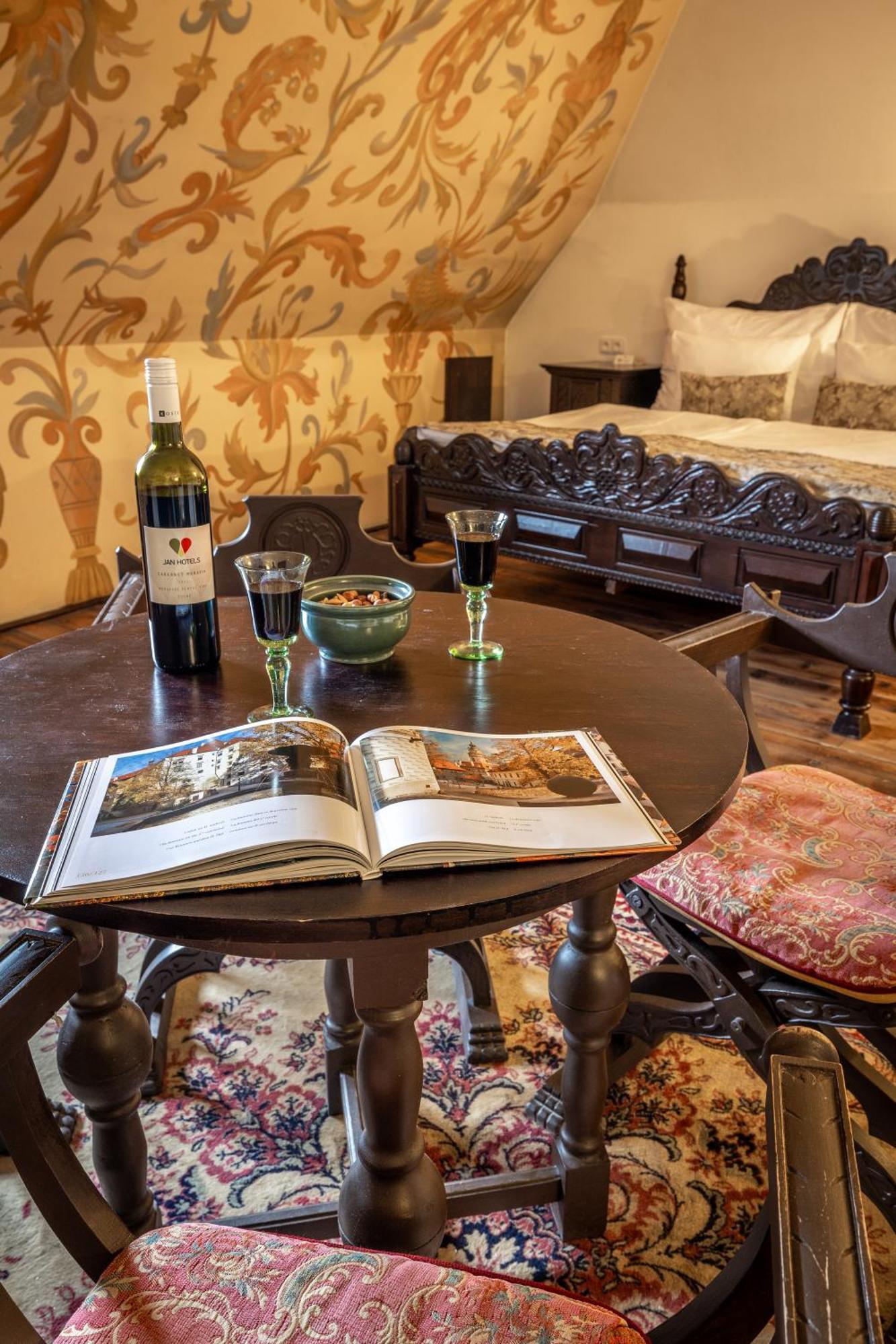 Hotel Ruze Чешки Крумлов Екстериор снимка A wine tasting at the winery